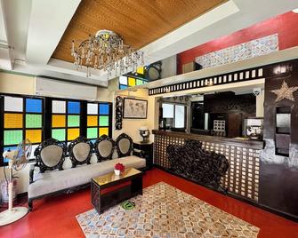 Park Avenue Boutique Hotel Manila - מנילה - דלפק קבלה