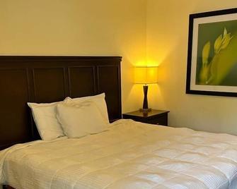 Country Place Inn And Suites - White Haven - Schlafzimmer