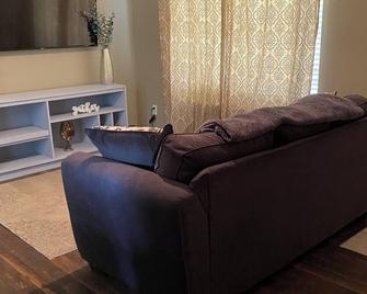 Cozy and Coastal Coast Gulf Home - Ocean Springs - Вітальня