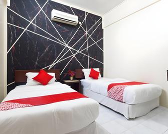 Hotel O Captain Hotel Cafe & Bistro - Sitiawan - Bedroom