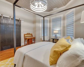 Cozy + Modern Norcross Hideaway w/ Covered Porches - Norcross - Bedroom