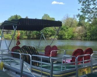 Cozy cabin w lake view. Booking now for summer. Pets ok! Pontoon available. - Paw Paw - Innenhof