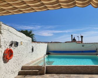 Casa Oasis Puertollano, una casa en un entorno rural en Puertollano, agradable, con Piscina en zona tranquila - Puertollano - Pool