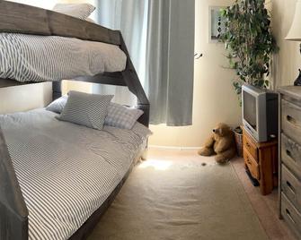 2 Bed/2 bath Townhome + Den/ Min to beach/1 hr -LA, 30 mi to SB-30 day min - Oxnard - Bedroom
