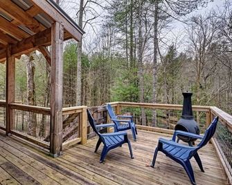 Family and pet friendly cabin on a creek. 10 minutes to downtown Cashiers - Cashiers - Balcony