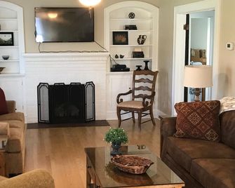 Luxury Historic 4 Br Home, In Downtown Fayetteville Near Parks/Trails, Sleeps 11 - Fayetteville - Soggiorno