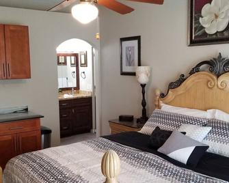 Plush Suite -Private Entrance-Kitchen-Bath - Miami - Bedroom