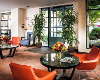 Quiet Seattle Spot | Perfect for Couple: Bustling University Village - Seattle - Restaurant