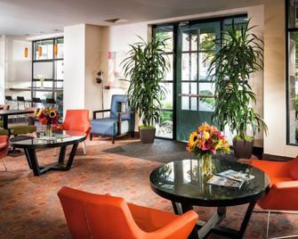 Quiet Seattle Spot | Perfect for Couple: Bustling University Village - Seattle - Restaurant