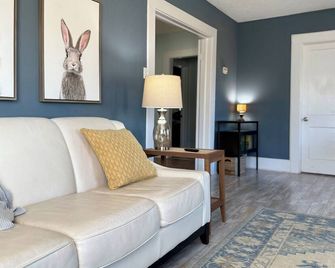 The Little House on Main. Timeless Southern Charm in the Heart of Parsons - Parsons - Вітальня