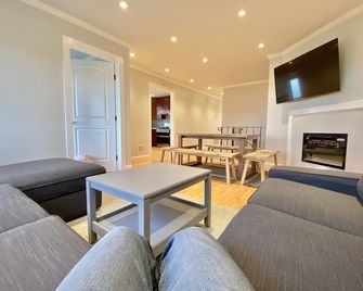New renovation 7bd/3ba whole house -Deck Views! - Daly City - Living room