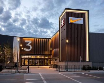 King Bed Astounding Cinematic Sunset in trendy location, South City - Winnipeg - Gebäude