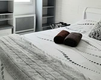 Tourves, small independent house, quiet, clean, Swimming pool, barbecue, Wifi. Clim. - Tourves - Chambre