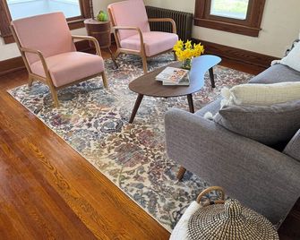 Charming 3-bedroom house in Oneonta, 4mins from Cooperstown Allstar Village. AC! - Oneonta - Вітальня