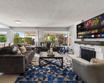 2 Living Rooms+Pool View 4bd-3ba Cal King 18mi Disneyland - Hacienda Heights - Sala de estar