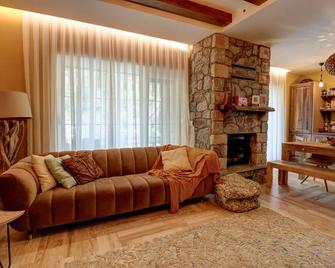 Captivating 3-Bed Villa in Brezovica Ski Centre - Mušnikovo - Living room