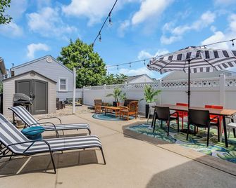 Coral Door Inn - Outdoor Shower - 3 Blocks to the Beach - Beach Badges Included - Seaside Heights - Patio