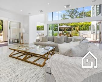 Opulence On Olive 1 Night Free Resort Luxury Opposite Blairgowrie Yacht Club - Blairgowrie - Living room