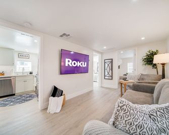 The Sunshine Farmhouse in Old Roseville! - Roseville - Living room