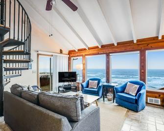 Blue Sea Oceanfront Cottage - Oceanside - Living room
