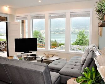 Lakeview Getaway with a Hot Tub - Lake Country - Wohnzimmer