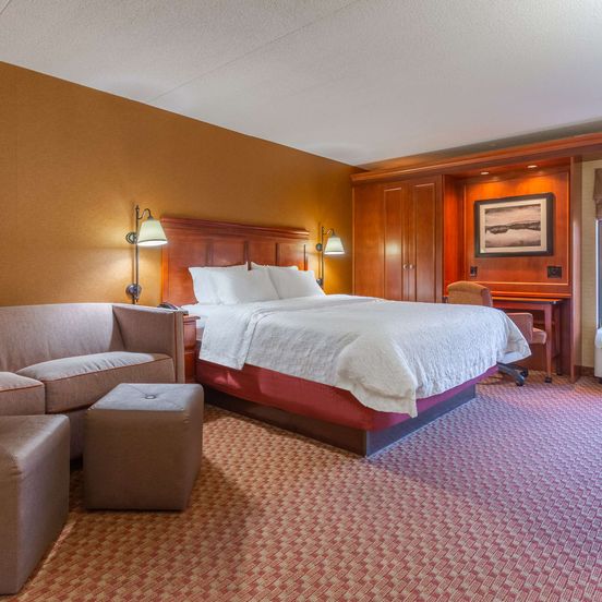 Bedroom view of Hampton Inn Peoria-East At The River Boat Crossing