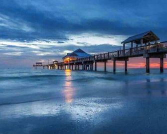 Mahi on Madison: Close to Clearwater Beach w/Huge Fenced Yard & Private Hot Tub - Clearwater - Playa