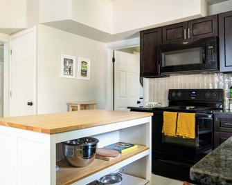 Updated Ohio City 2 Bedroom Cottage with Firepit in Cleveland - Cleveland - Phòng bếp