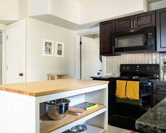 Updated Ohio City 2 Bedroom Cottage with Firepit in Cleveland - كليفيلاند (أوهايو) - مطبخ