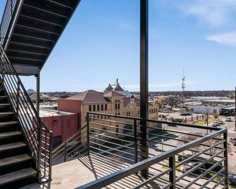 Behren's Loft - a downtown experience! - Waco - Balcony