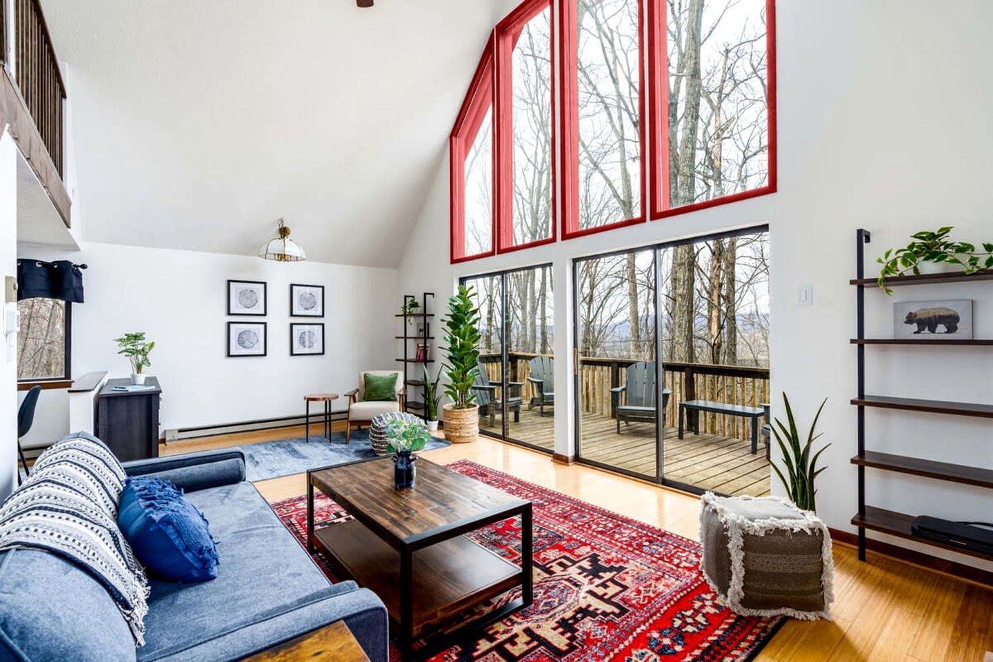 Forest 2BR chalet w hot tub & backyard