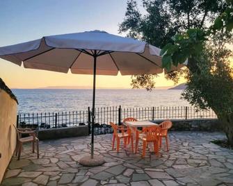 Seafront Villa, Fay - Kardamyli - テラス