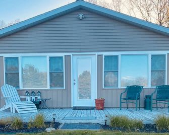 Sweetwater Cottage On Channel Of Lower Hamlin Lake - Ludington - Patio