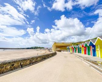 Barry Island Beachfront Apartment - Stunning Bay Views and Private Parking - Barry - Beach