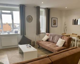 Rooftops Apartment - Bletchley - Living room