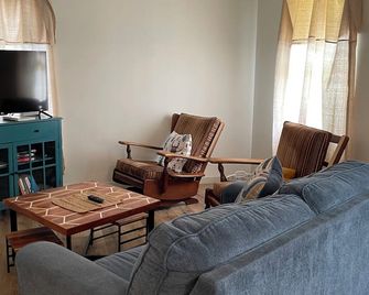 Charming 2-bedroom cottage in nice West Monroe with WiFi, AC - West Monroe - Wohnzimmer