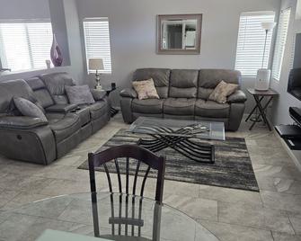 Super Low Rates, Great Bargain Beautiful 3 Bed Close To Strip - Paradise - Living room