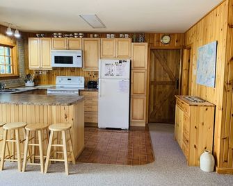 Yellow Cottage Sandy Lake Buckhorn. Beautiful turquoise water, water equipment. - Buckhorn - Kitchen