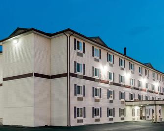 Super 8 by Wyndham Springfield East - Springfield - Bangunan
