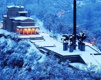 Guest House Stone Paths built in 1885 + BBQ - Close to many historical places - Dryanovo - Edificio