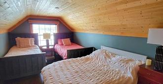 Tranquil Waters Inn - The Deer Lake Loft - Deer Lake - Bedroom
