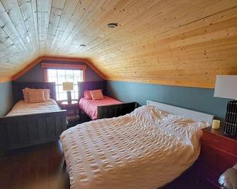 Tranquil Waters Inn - The Deer Lake Loft - Deer Lake - Bedroom