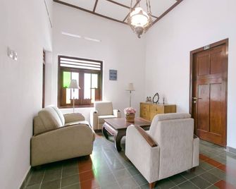 Taman Yuwono Heritage Malioboro by Natt's Hospitality - Yogyakarta - Living room