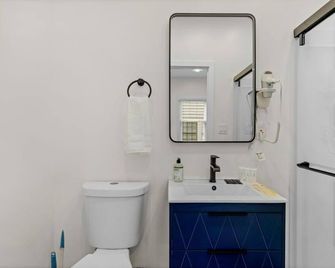 Stylish 4BR Haven: Serene Backyard and Fire Pit - Charlotte - Baño