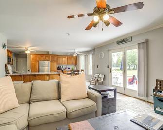 Waterfront Home w/ Hot Tub in Bozman Village! - Saint Michaels - Huiskamer