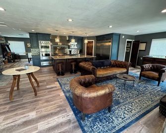 Ultimate waterfront farmhouse great for bringing family together - Hitchcock - Soggiorno