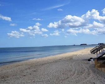 Cozy Historic Beach House Only Steps Away From Beach And Fishing Pier! - Norfolk - Playa