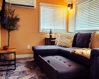 Parkview Boho Cottage 5 - Cedar Serenity - Leamington - Wohnzimmer