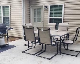 Spacious Cartersville Condo, 9.6 Miles To Lakepoint Sports Complex, Sleeps 8 - Cartersville - Patio