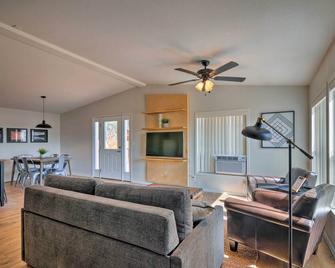 Utah Retreat - Hot Tub, Deck and Near National Parks - Escalante - Sala de estar
